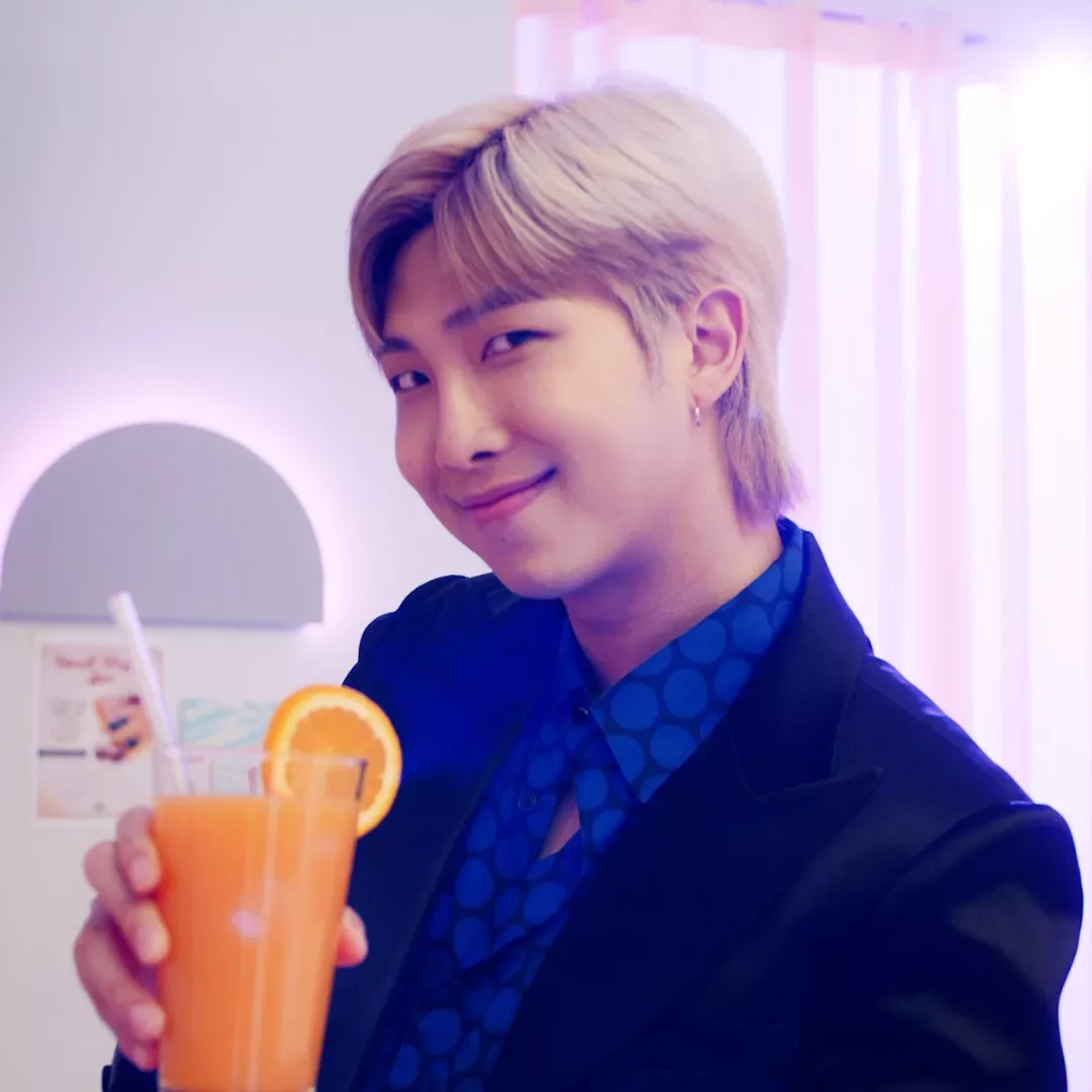 Foto aktivitas terbaru RM (BTS)