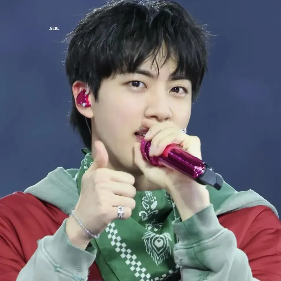 Foto aktivitas terbaru Jin (BTS)