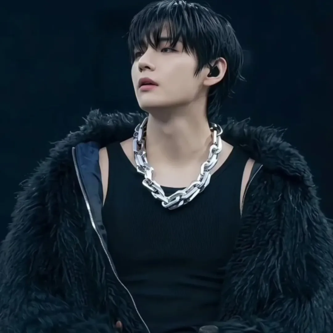 Behind-the-scenes cut of V (BTS)