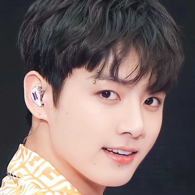 Foto aktivitas terbaru Jungkook (BTS)