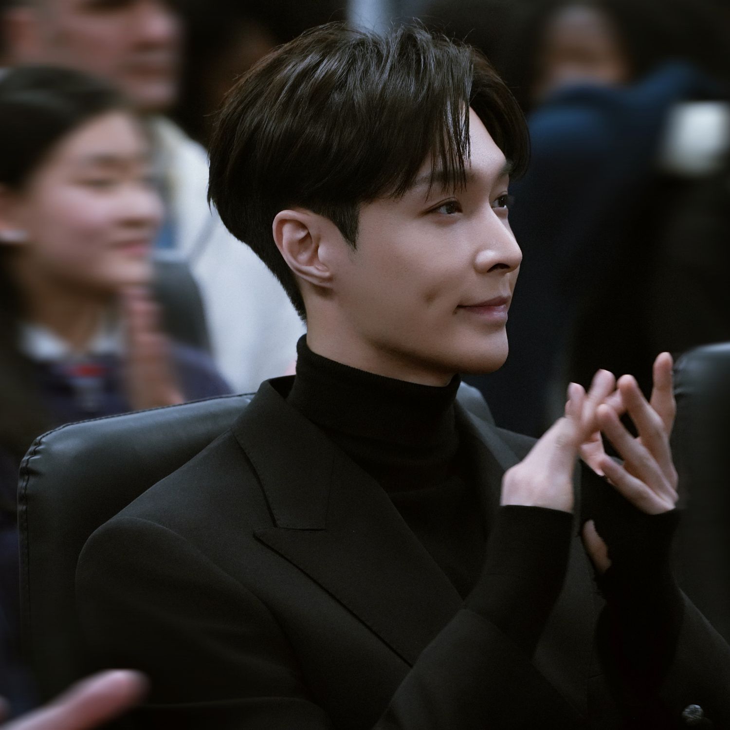 Behind-the-scenes cut of Lay (EXO)