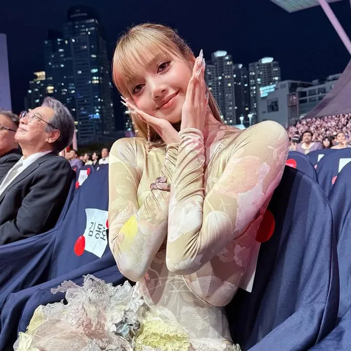 Behind-the-scenes cut of Lisa (BLACKPINK)