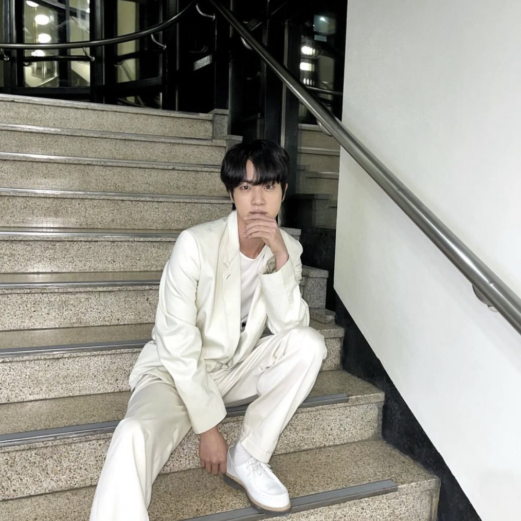 Foto aktivitas terbaru Jin (BTS)