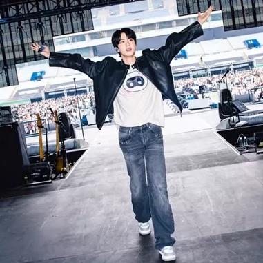 Foto aktivitas terbaru Jin (BTS)