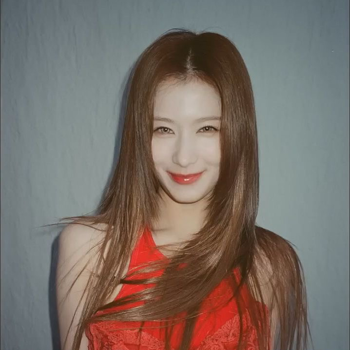 Potret di balik layar Sana (TWICE)