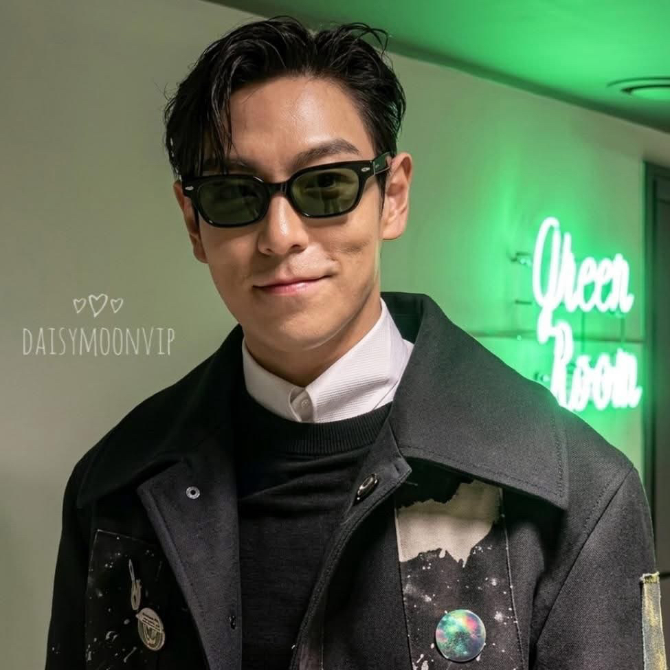 A moment captured by T.O.P's fan