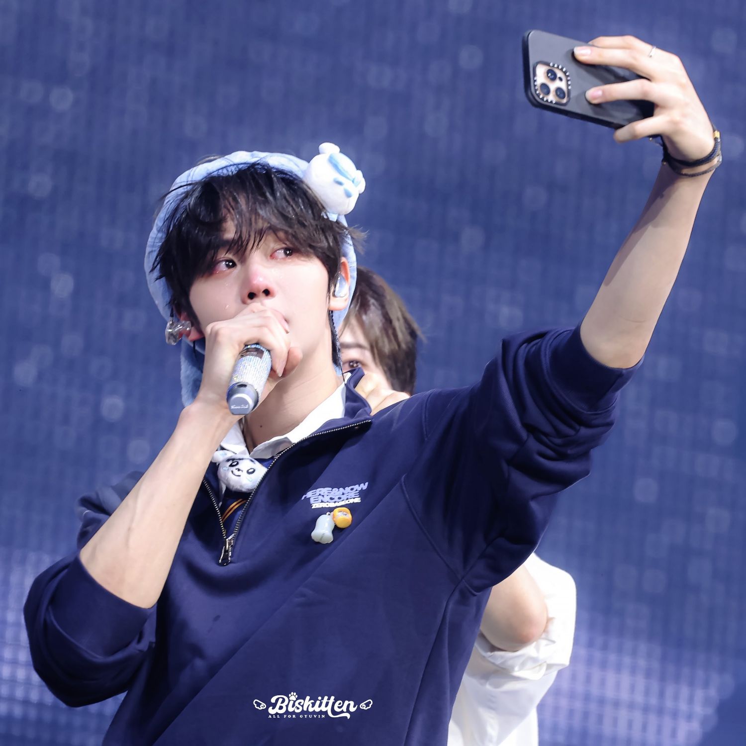 A moment captured by Kim Gyuvin's fan