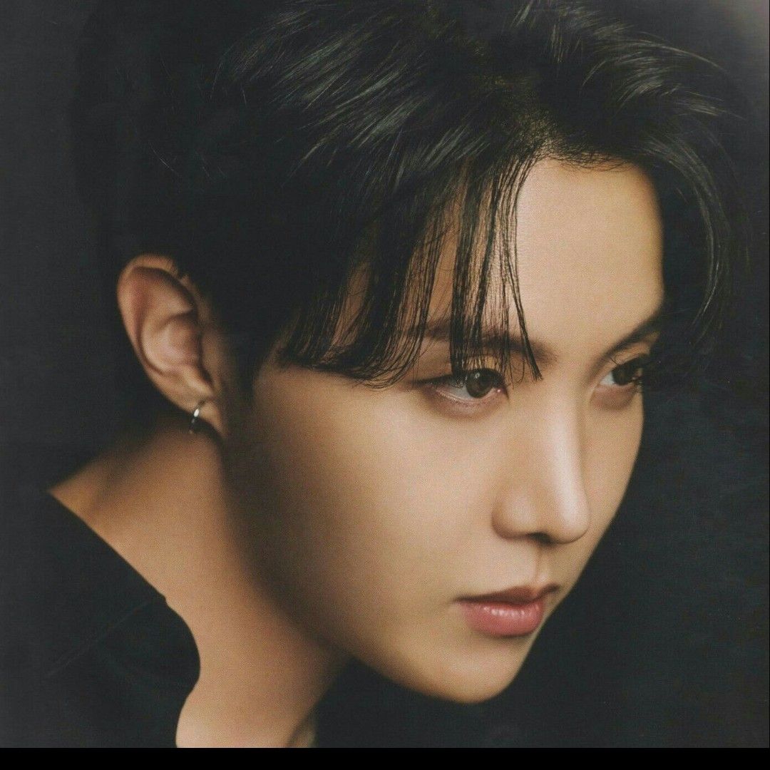 Foto aktivitas terbaru j-hope (BTS)