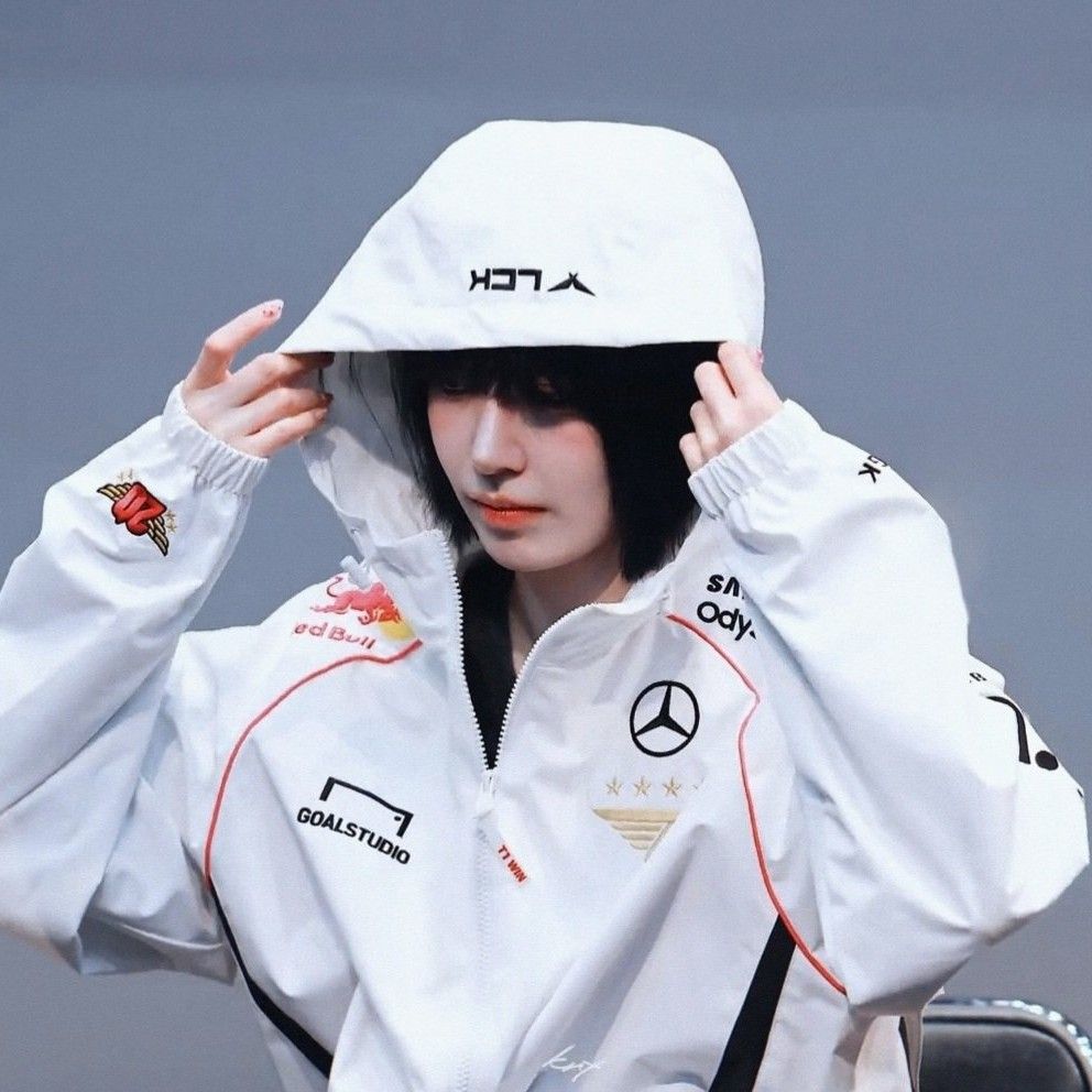 Recent activity shot of Sakura (LE SSERAFIM)