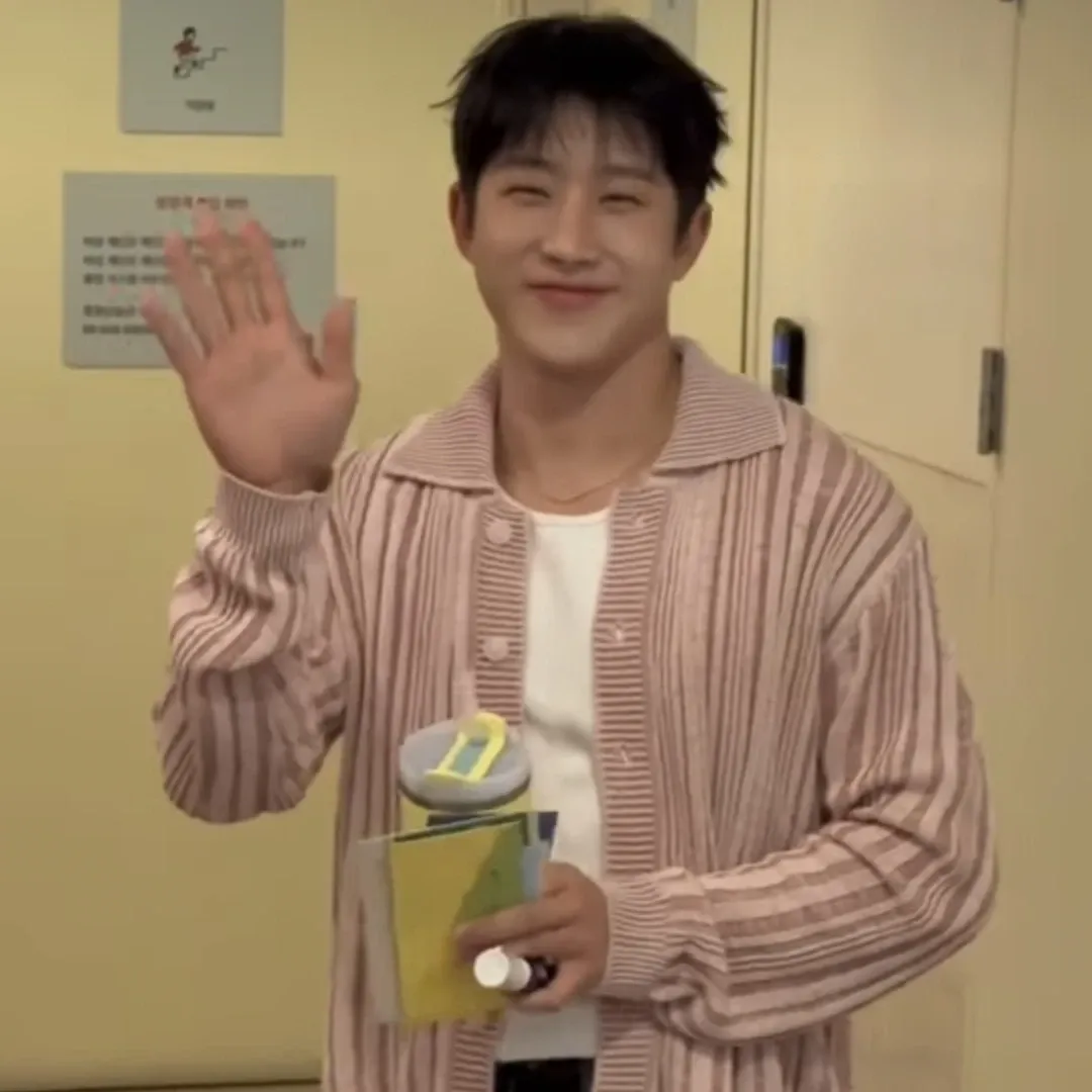 Latest photo of Jinjin (ASTRO)