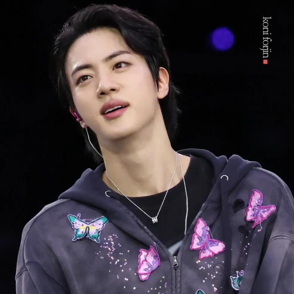 Foto aktivitas terbaru Jin (BTS)