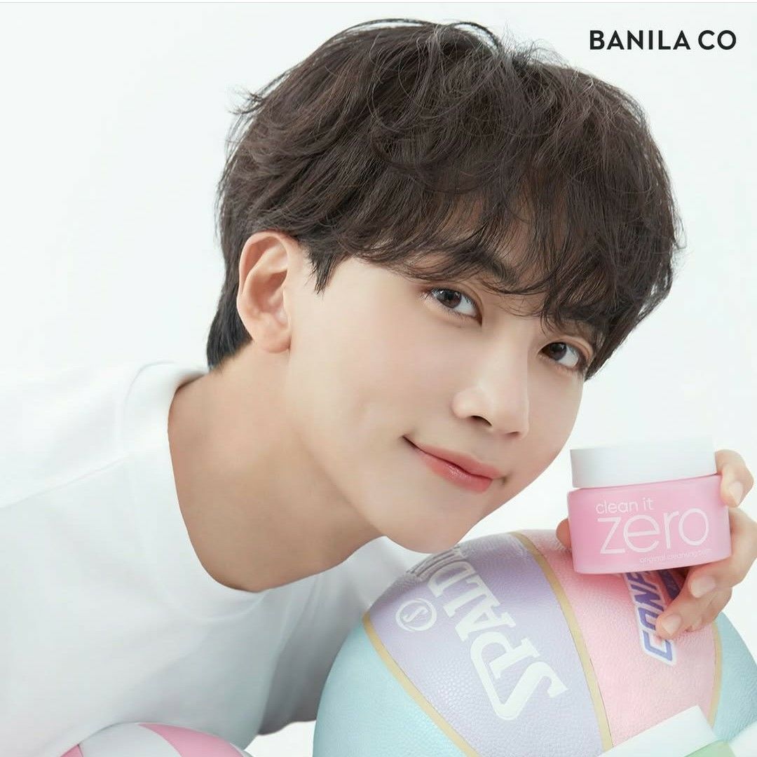 A moment captured by Jeonghan (SEVENTEEN)'s fan