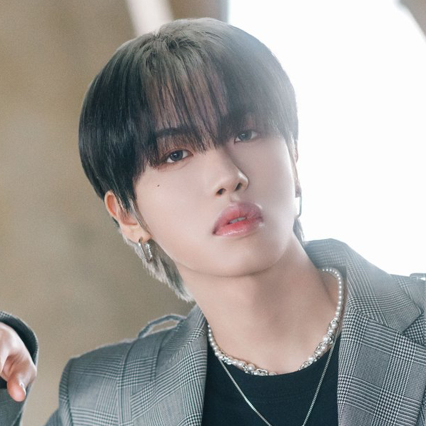 Behind-the-scenes cut of Huiwon (n.SSign)