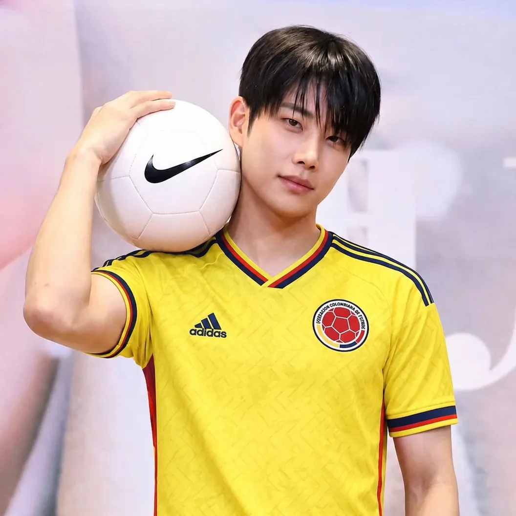A moment captured by MJ (ASTRO)'s fan