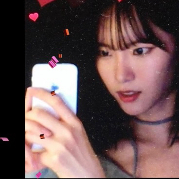 A moment captured by Monday (Weeekly)'s fan