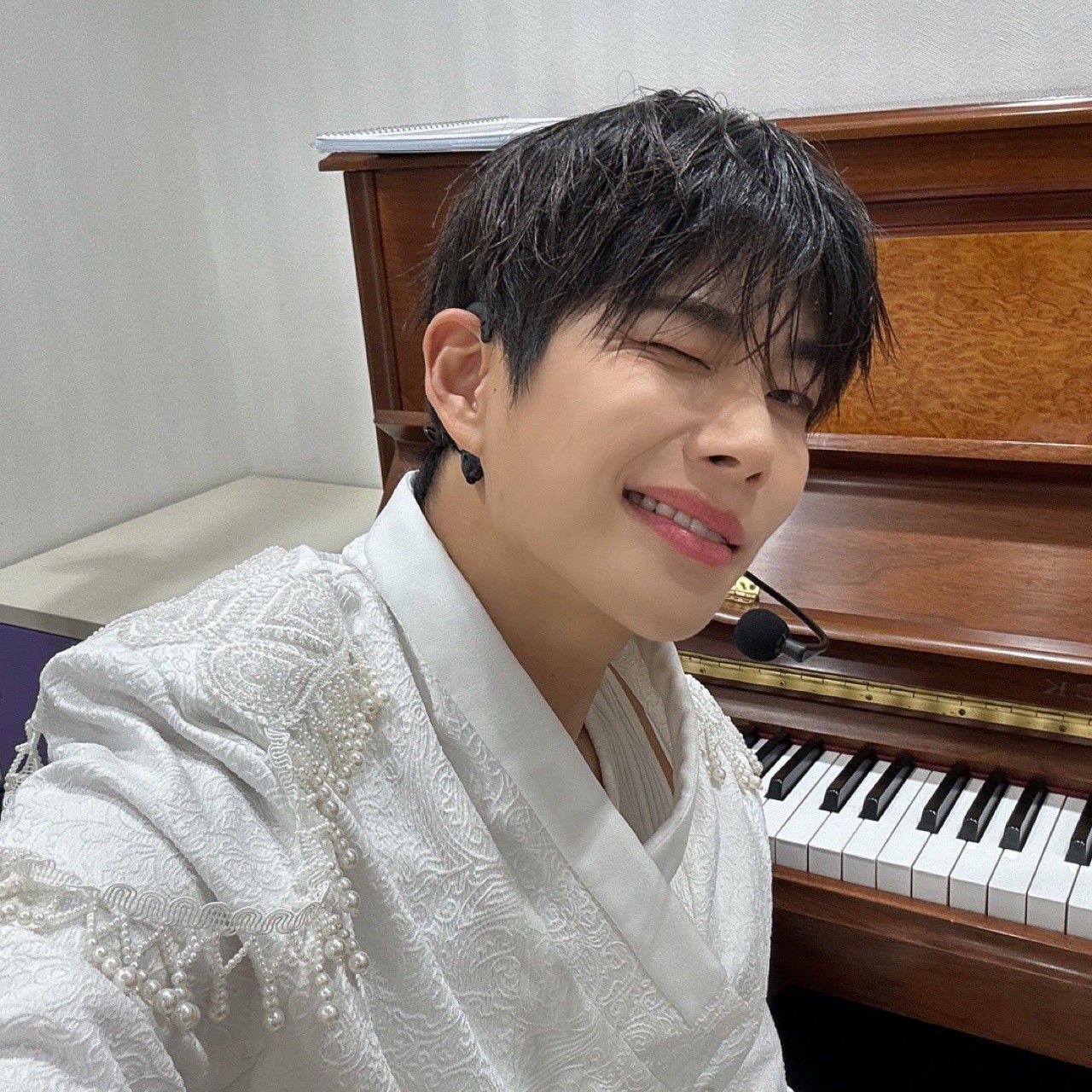 A moment captured by MJ (ASTRO)'s fan