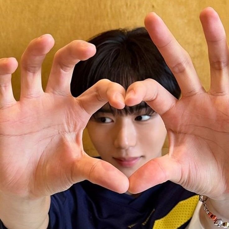 Behind-the-scenes cut of Kim Junseo (ALPHA DRIVE ONE)