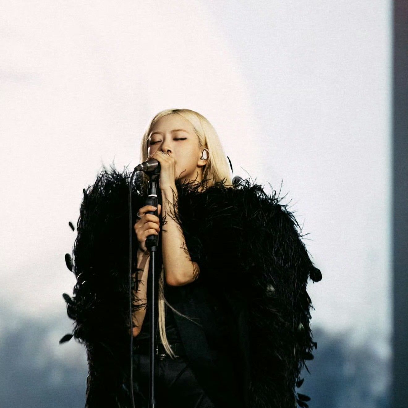 Foto aktivitas terbaru ROSÉ (BLACKPINK)