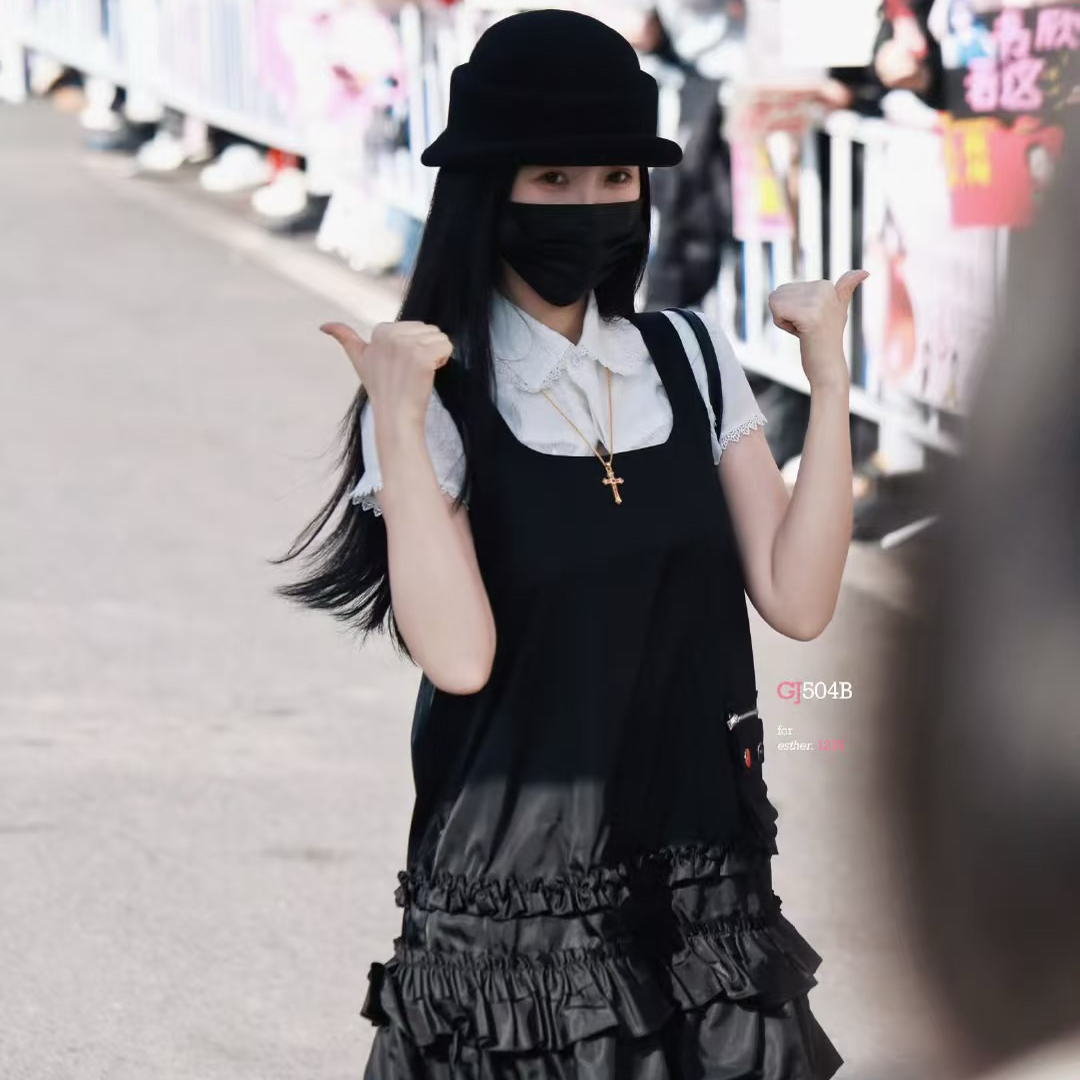 A moment captured by Esther Yu's fan