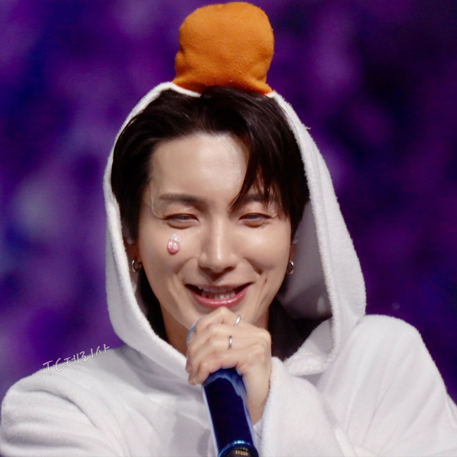 A moment captured by Leeteuk (Super Junior)'s fan