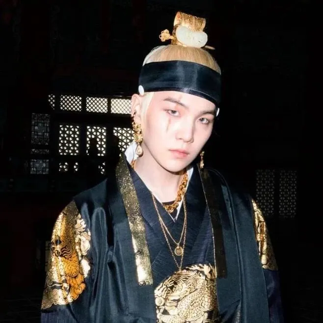 Foto aktivitas terbaru SUGA (BTS)