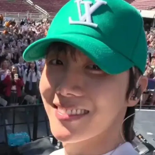 Momen yang diabadikan oleh penggemar j-hope (BTS)