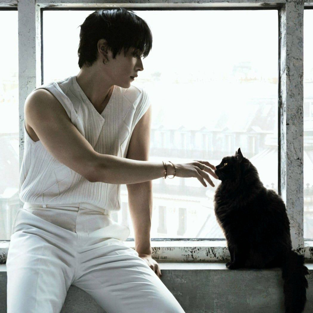 Latest photo of Lee Know (Stray Kids)