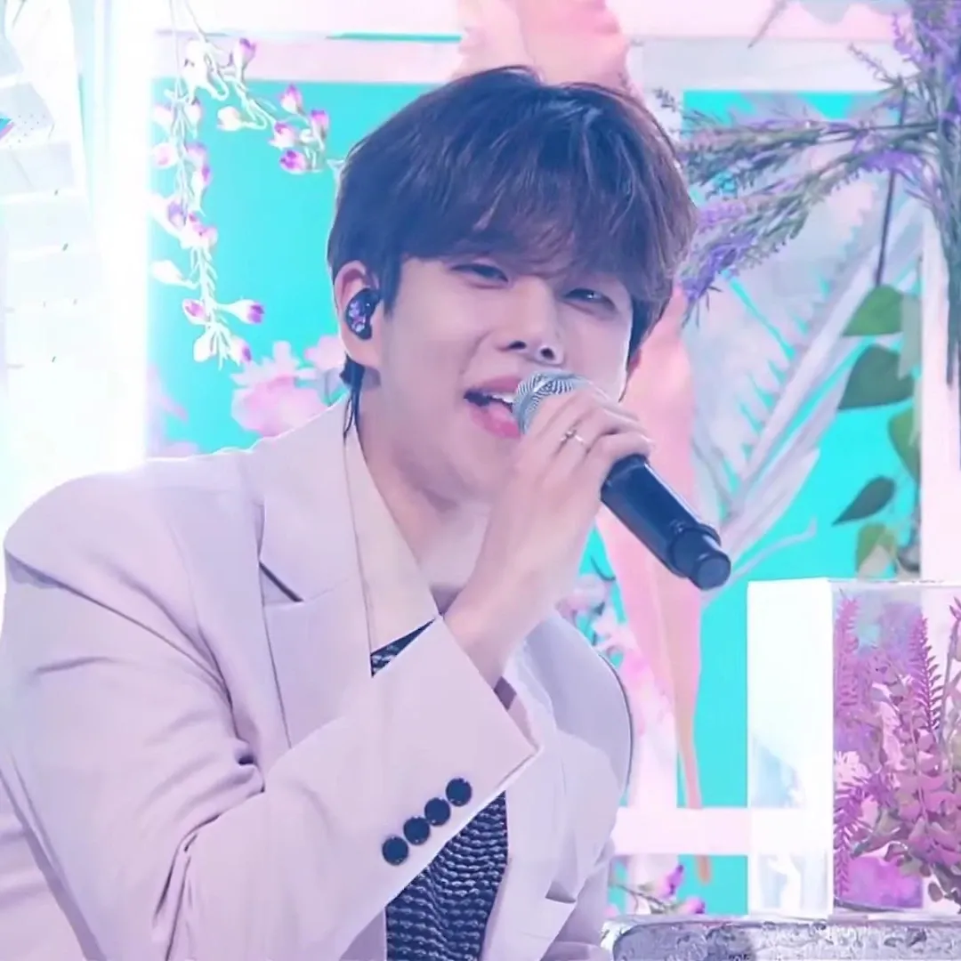 A moment captured by MJ (ASTRO)'s fan