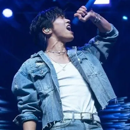 A moment captured by Rocky's fan