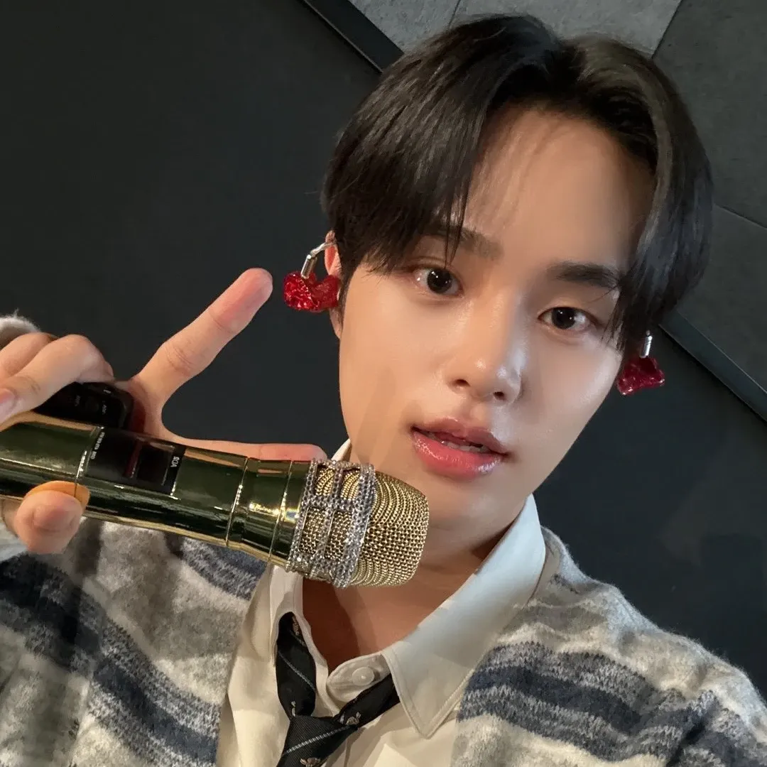 A moment captured by Lee Daehwi (AB6IX)'s fan
