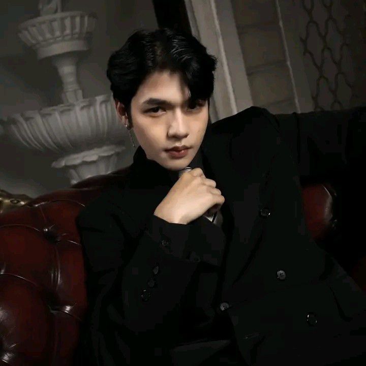 Foto terbaru Kim (HORI7ON)