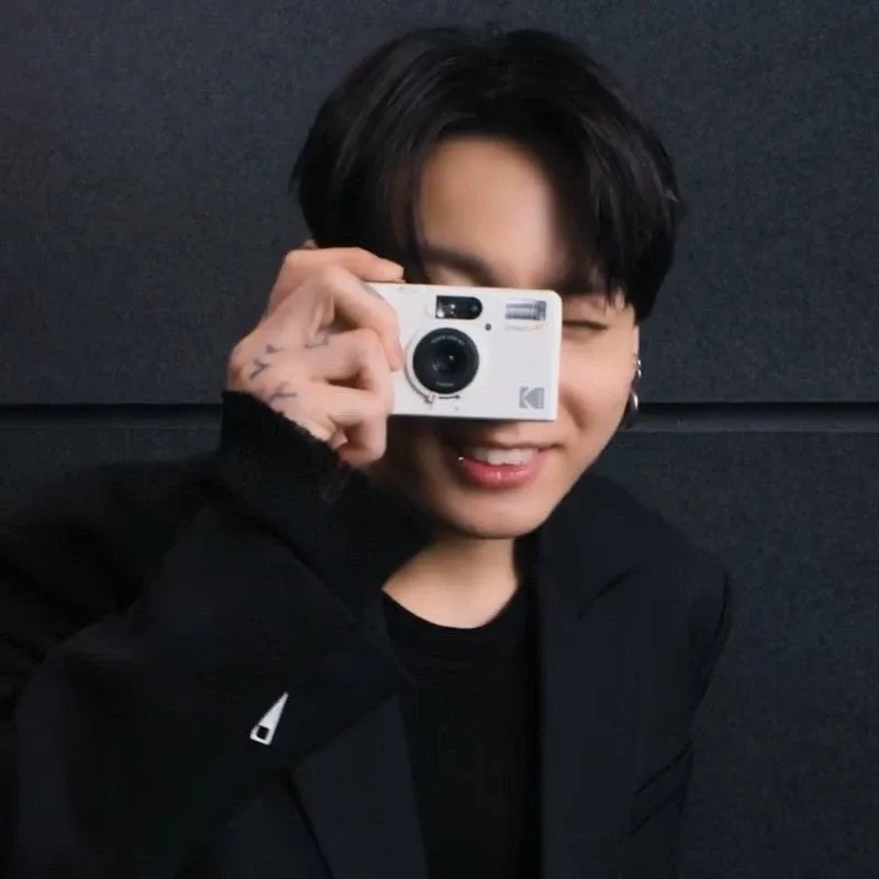 Foto aktivitas terbaru Jungkook (BTS)