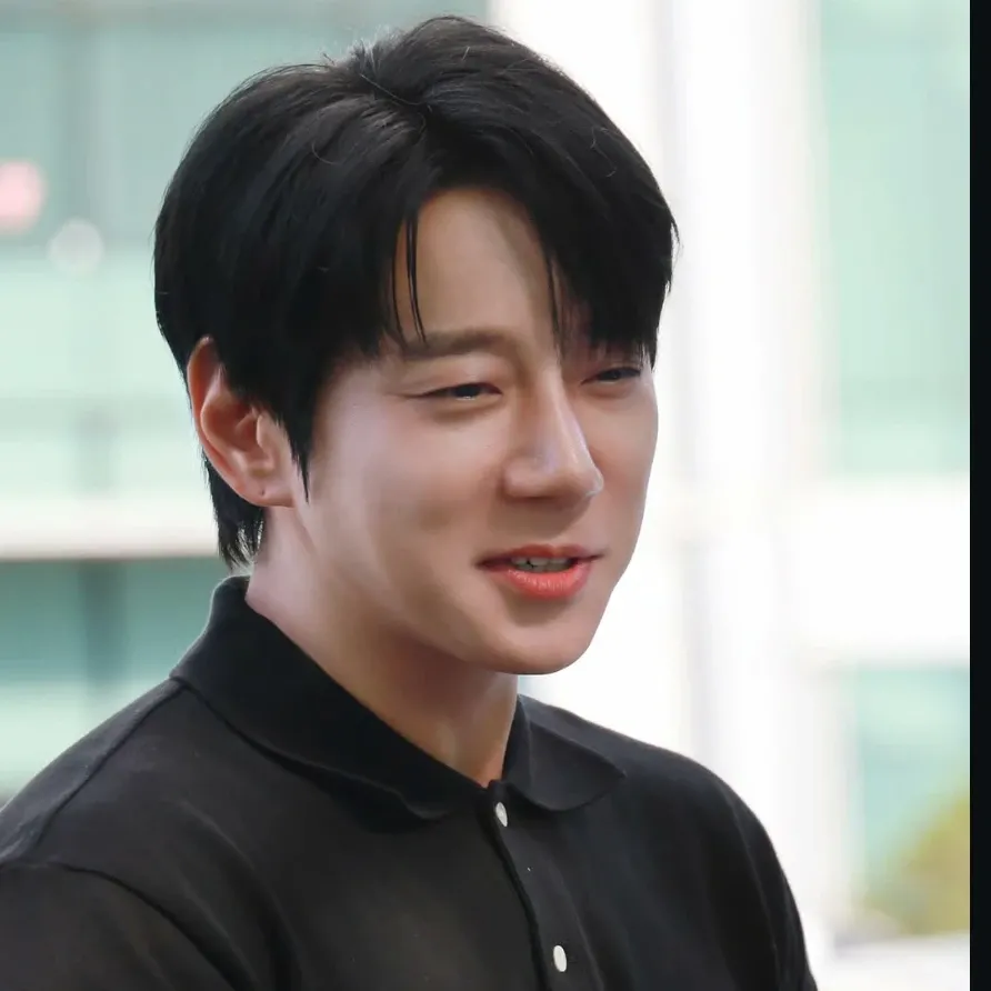 Recent activity shot of Hwang Chiyeol