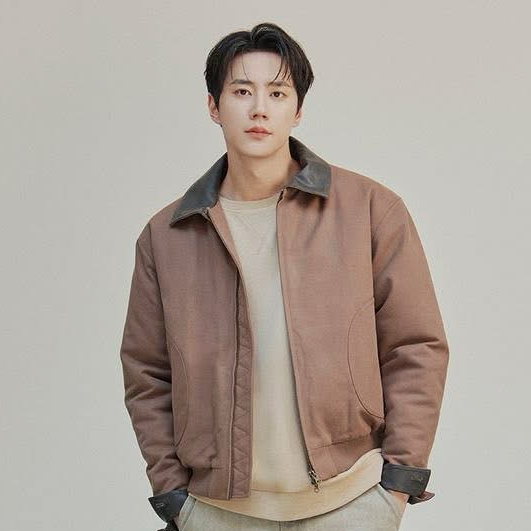 Behind-the-scenes cut of Lee Junyoung