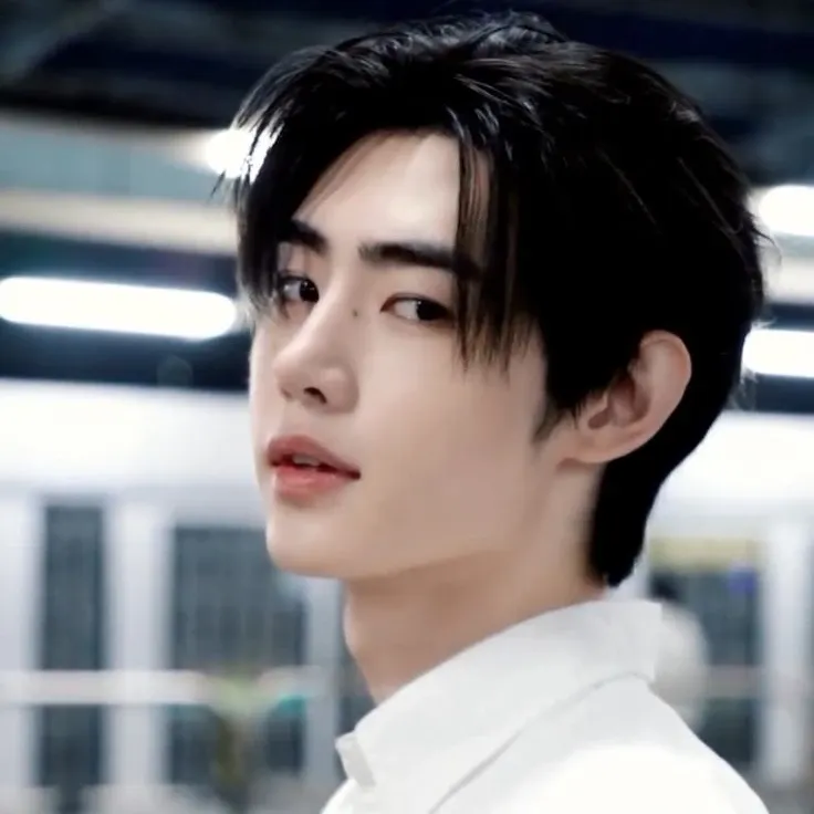 Foto aktivitas terbaru Sunghoon (ENHYPEN)