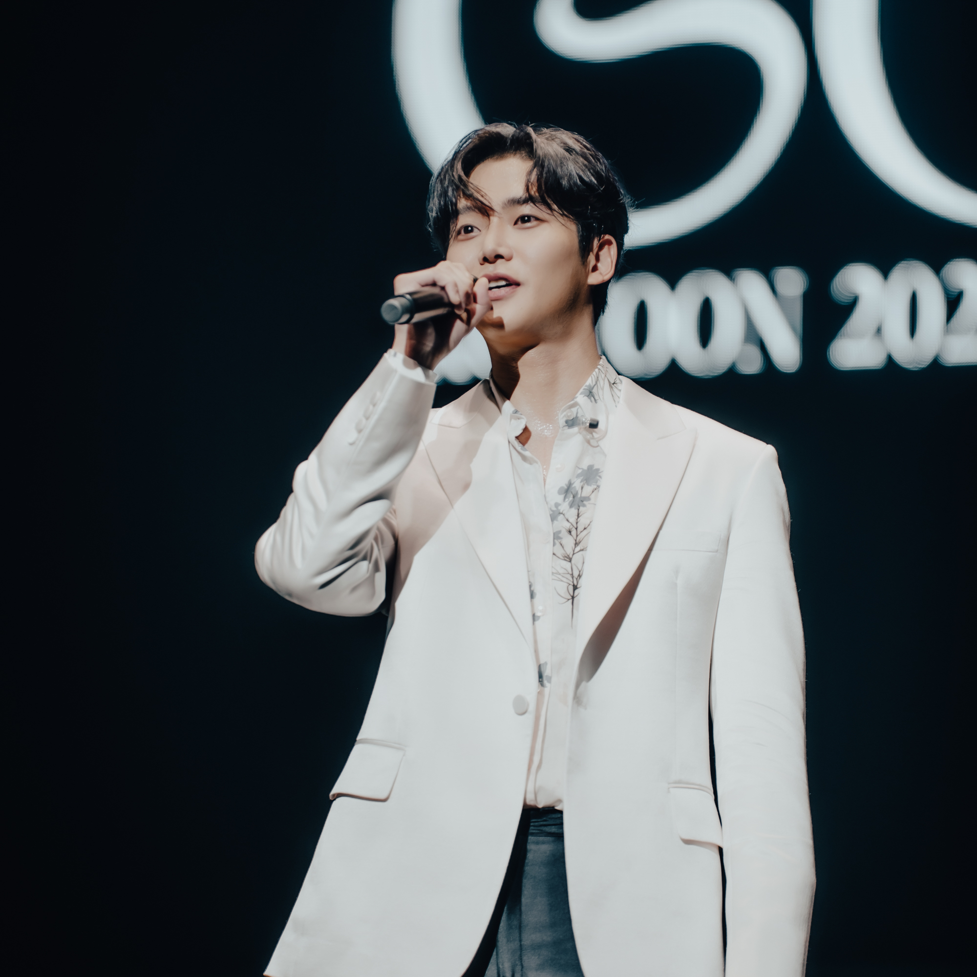 로운의 비하인드 컷