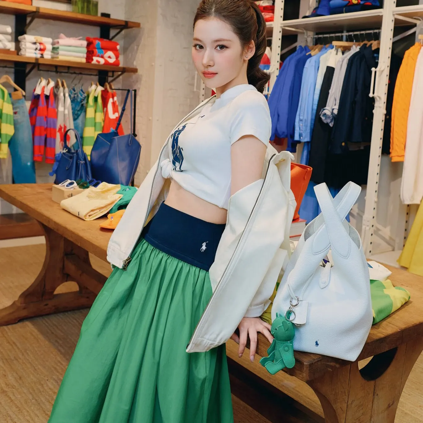 Foto aktivitas terbaru Sana (TWICE)