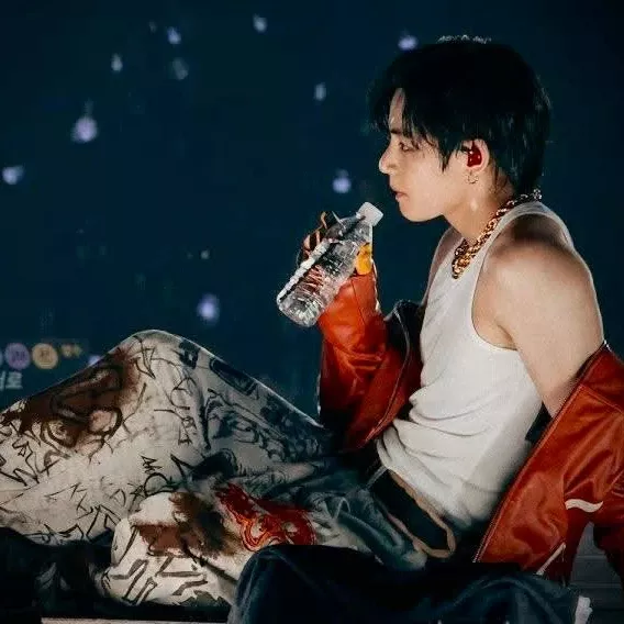 Behind-the-scenes cut of V (BTS)