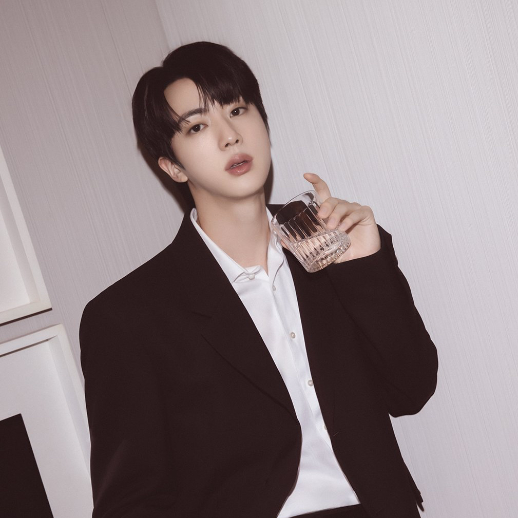 Momen yang diabadikan oleh penggemar Jin (BTS)