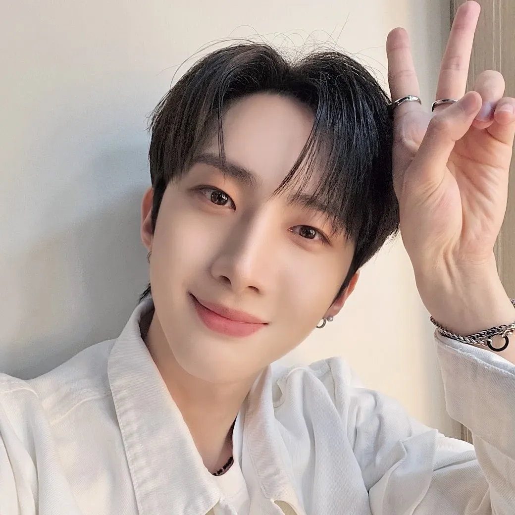 Behind-the-scenes cut of Hui (PENTAGON)