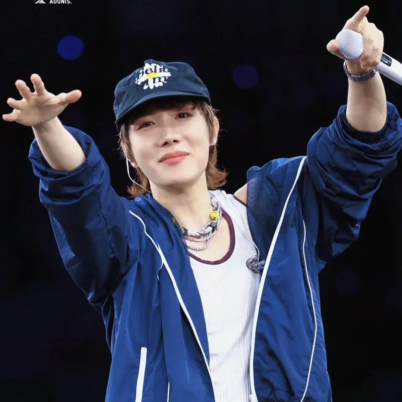 Foto terbaru j-hope (BTS)