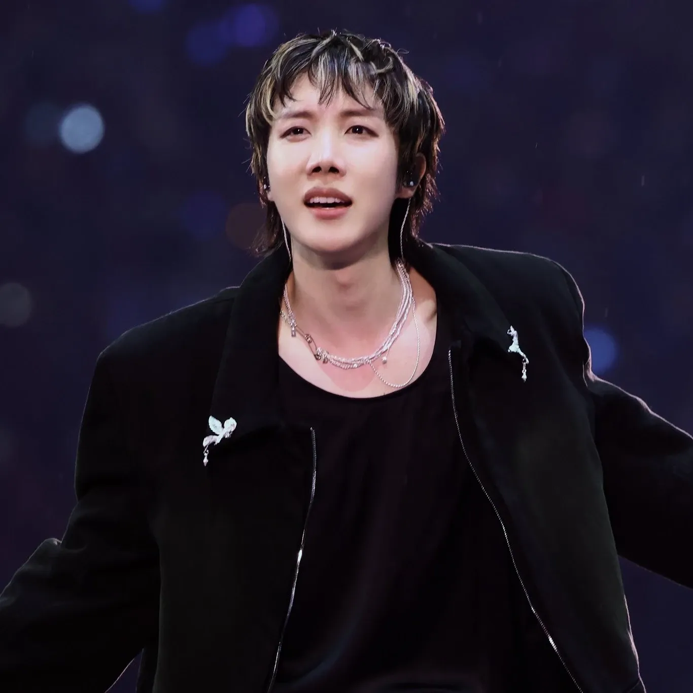 Foto aktivitas terbaru j-hope (BTS)