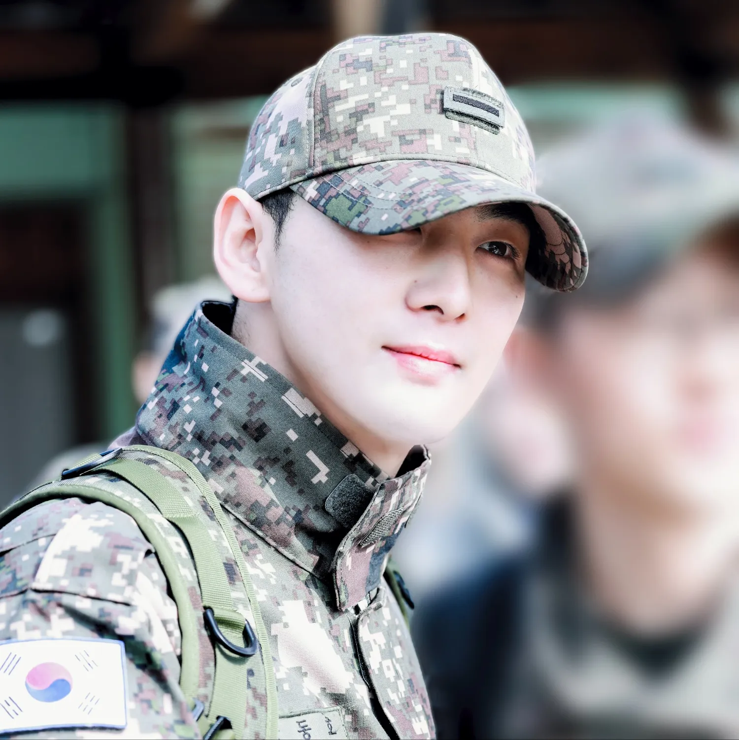 Behind-the-scenes cut of Baekho