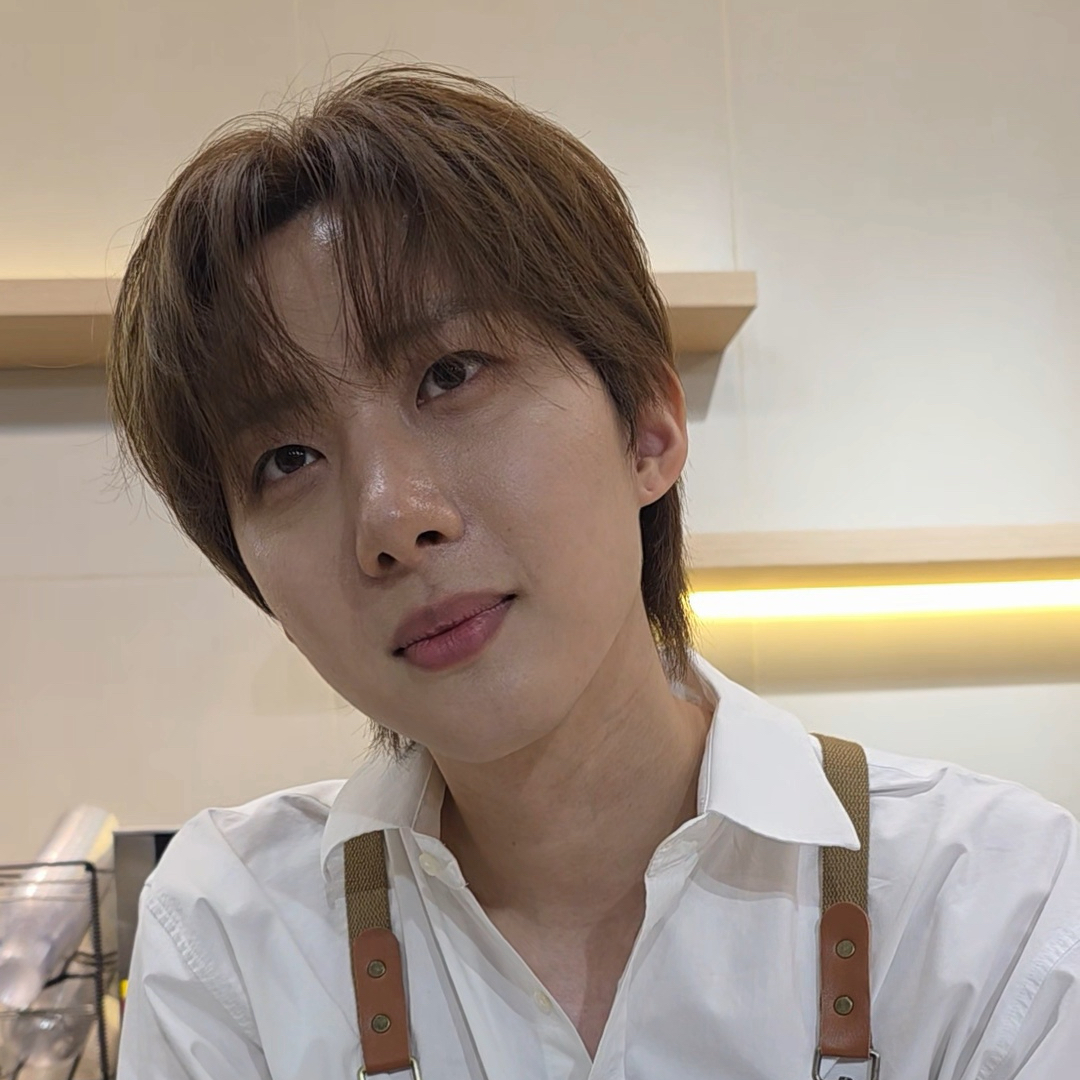 A moment captured by Hui (PENTAGON)'s fan