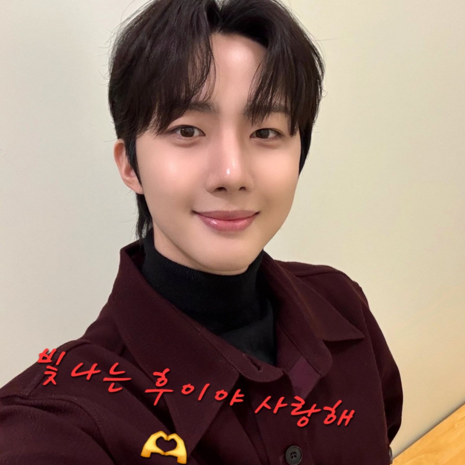 A moment captured by Hui (PENTAGON)'s fan