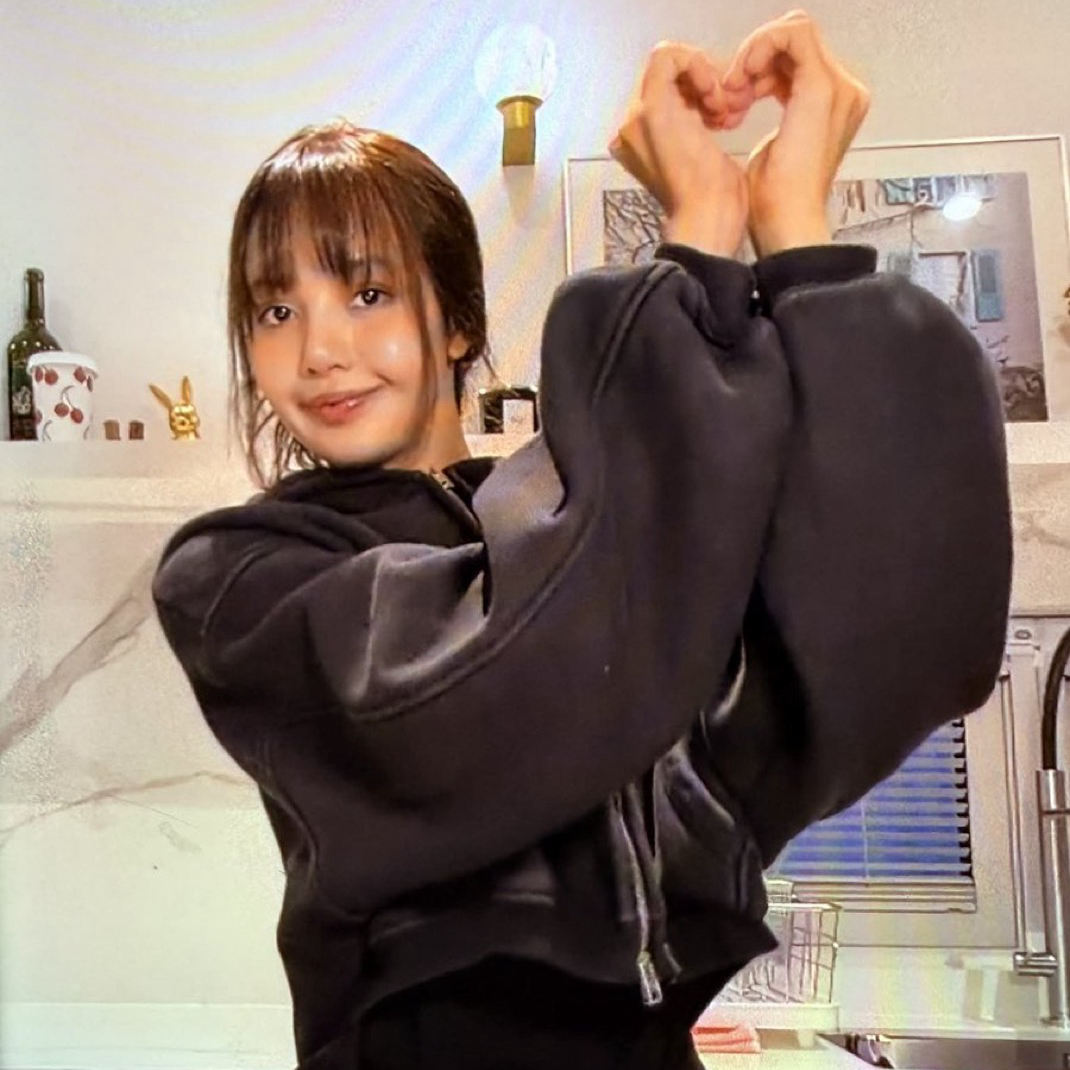 Recent activity shot of Lisa (BLACKPINK)