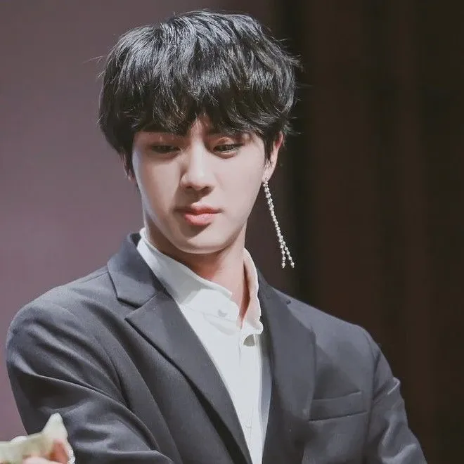 Momen yang diabadikan oleh penggemar Jin (BTS)