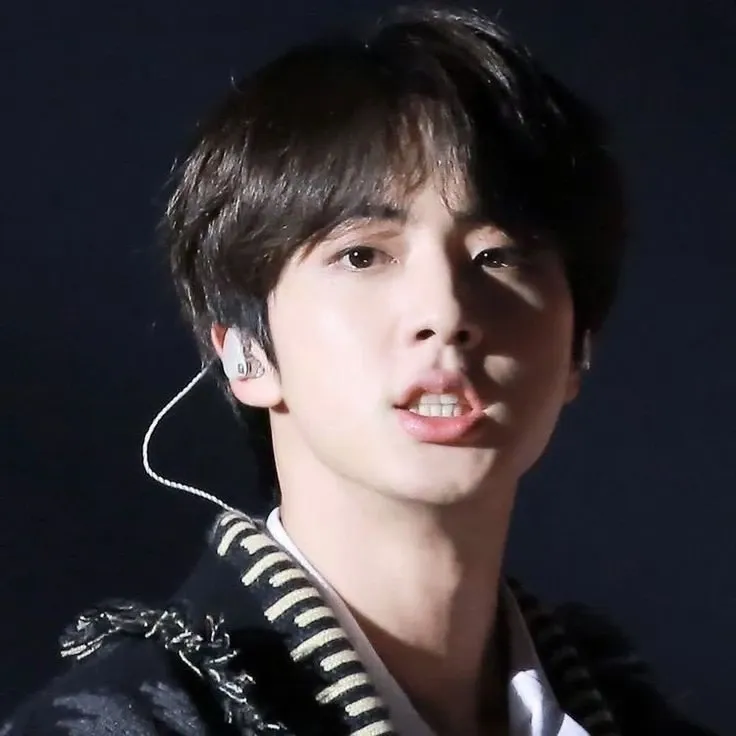 Momen yang diabadikan oleh penggemar Jin (BTS)