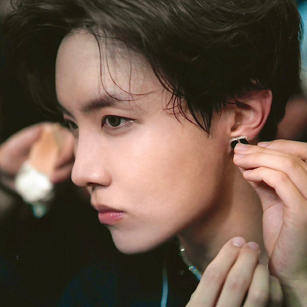 Foto terbaru j-hope (BTS)