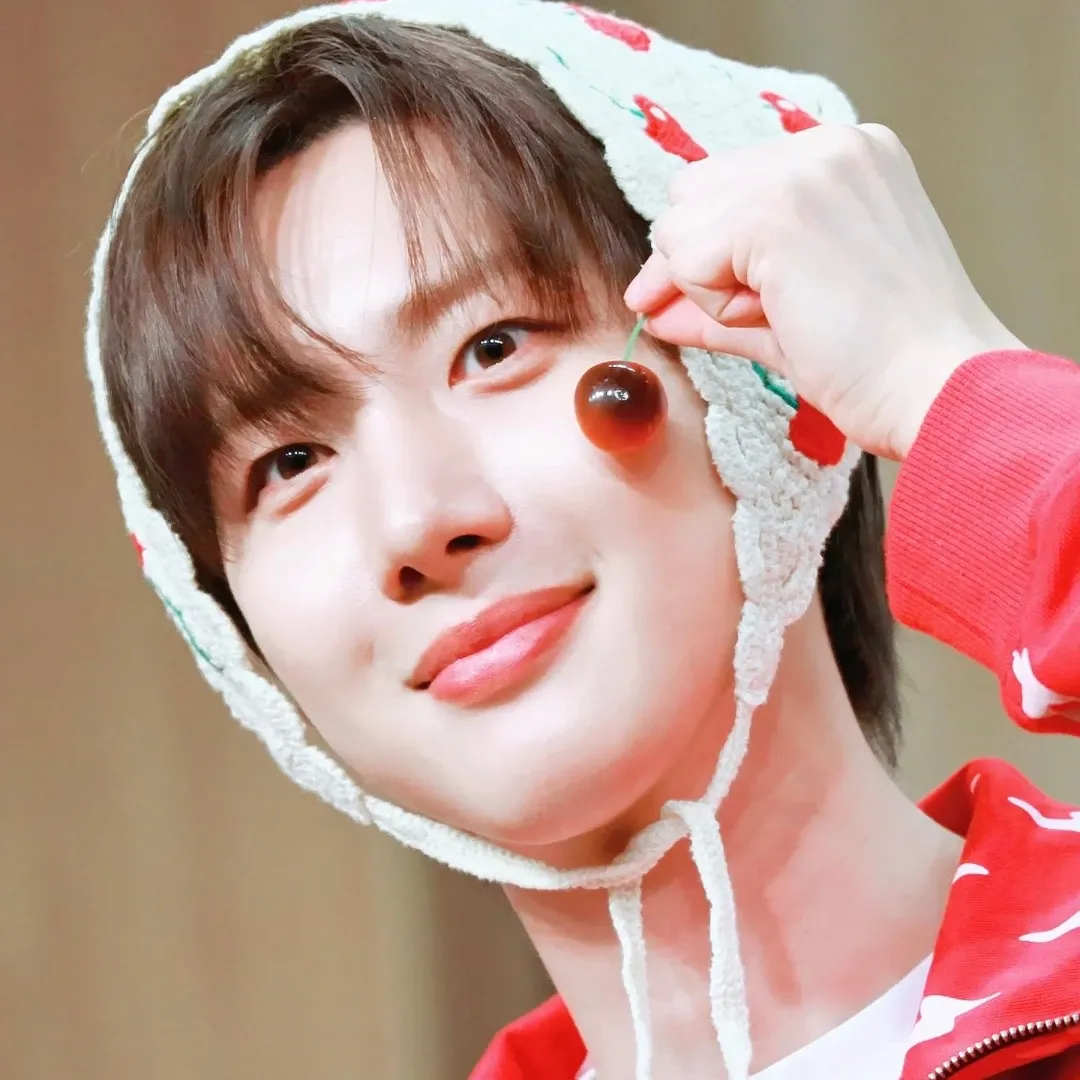 Recent activity shot of Hui (PENTAGON)